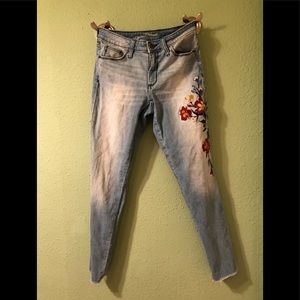 Embroidered universal thread blue skinny jeans